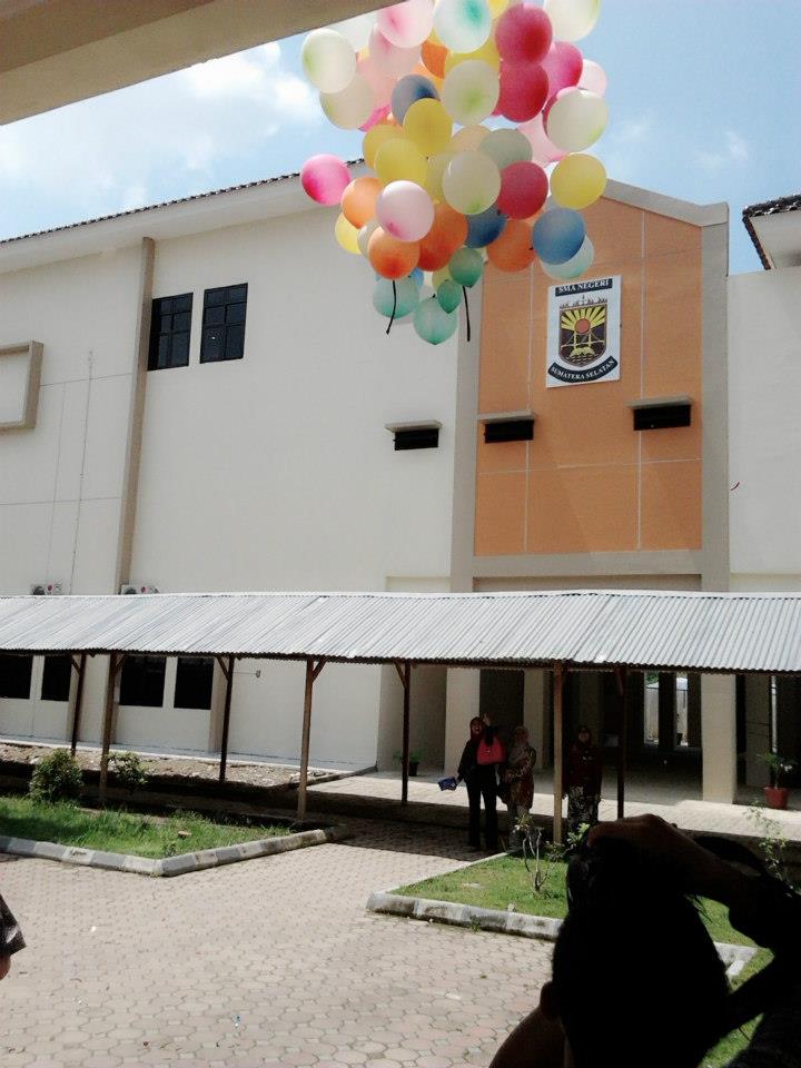 Balon Simbolis setelah dilepaskan