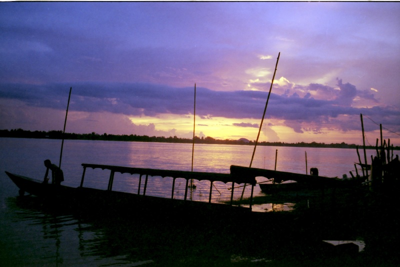 20000800-Laos-MeKong-sunset-AU301-03en.jpg