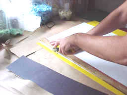 Cortando o papel em tiras.