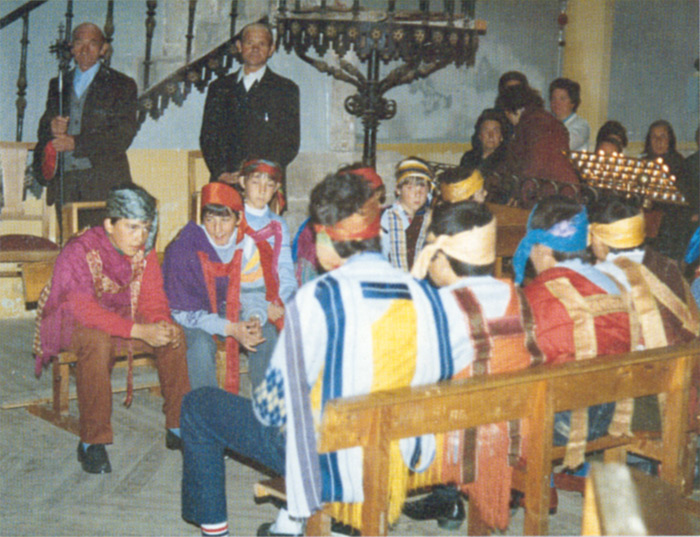 Foto de Angel Almaz�n en abril de 1988
Los doce apostoles en la Iglesia