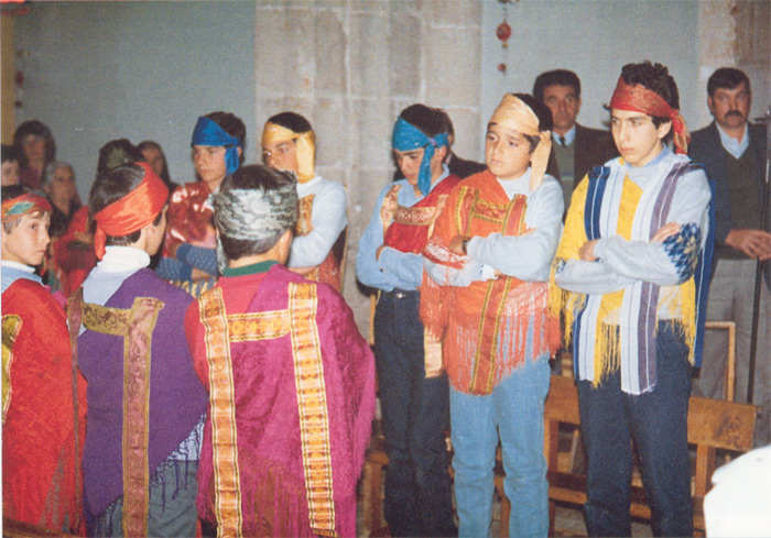 Foto de Angel Almaz�n en abril de 1988
Los doce apostoles en la Iglesia