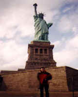 Junto a la estatua de la libertad