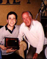 Con Fernando Saavedra recibiendo una distinci�n