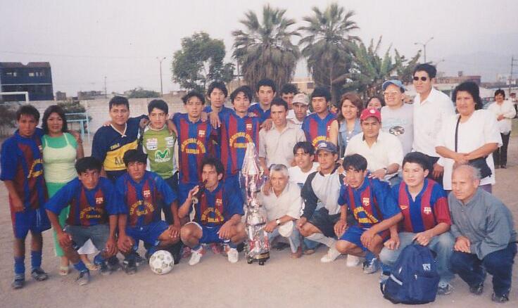 Club Sportivo con la copa...