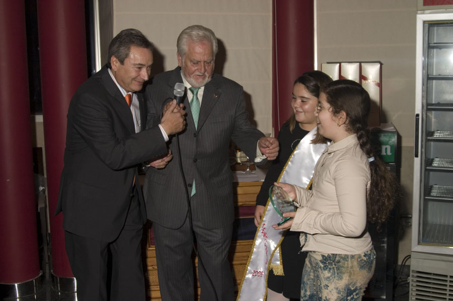 Una abanderada infantil sale y otra entra 