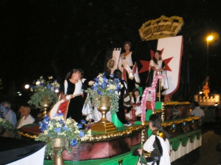 Abanderadas y ni&ntilde;as templarias en la carroza del XXV desfile