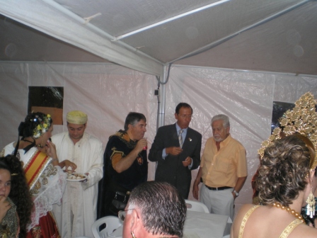 Con el Alcalde y autoridades, en nuestro campamento