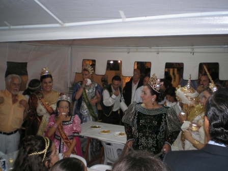 Con los reyes cristianos y moros, y autoridades, en nuestro campamento