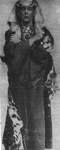 Aleister Crowley en atuendo egipcio