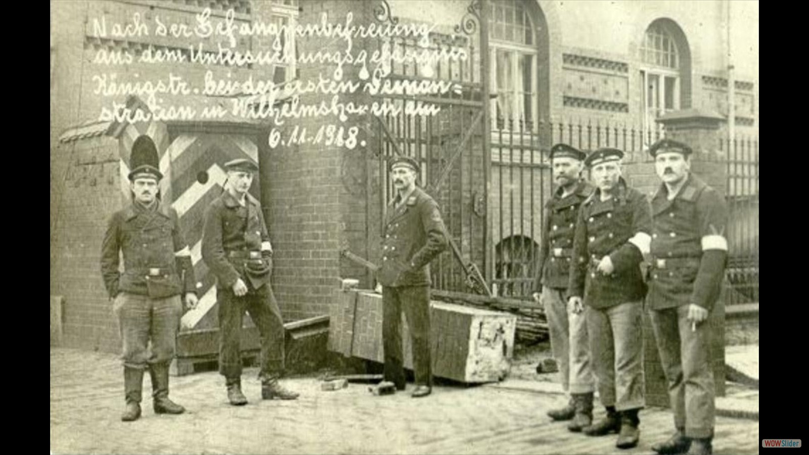 Marinai liberati nei pressi del carcere di custodia cautelare in Wilhelmshaven. Sono stati arrestati durante la prima dimostrazione in Wilhelmshaven 1918 11 06 in 