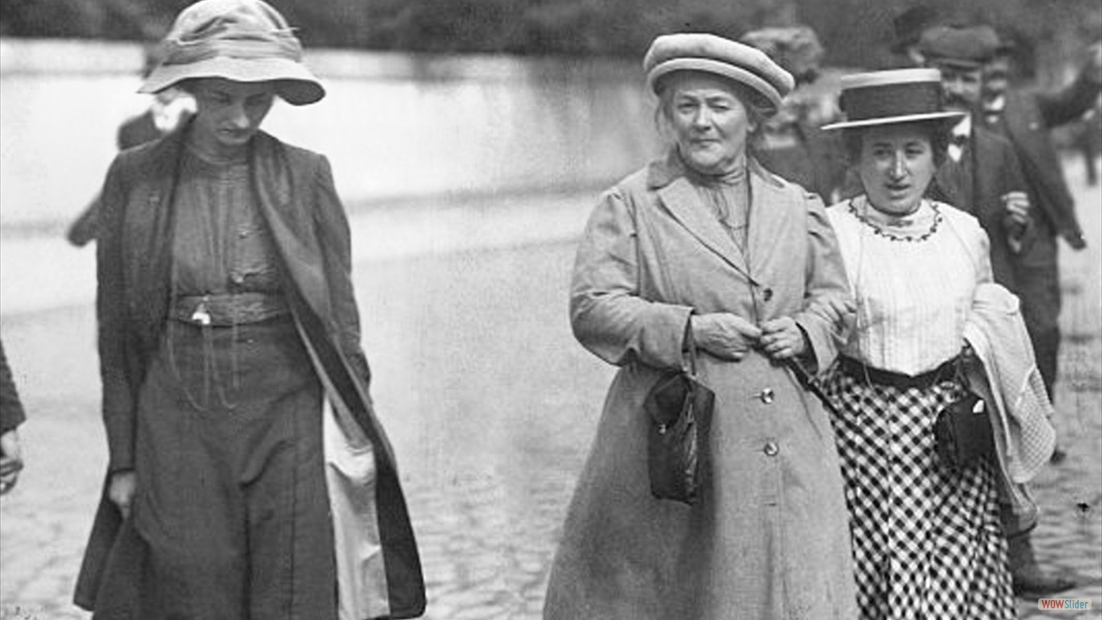 Klara Zetkin and Rosa Luxemburg (3rd from left) on the way to a SPD-party convention in Magdeburg - 18.-24.09.1910