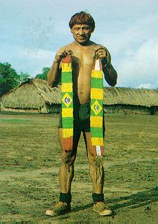 Uakunapu (Waur) mostrando cintos tecidos com miangas