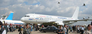 TU 204-300 y TU 334 (lejos): aviones de pasajeros.