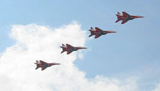 Grupo de pilotaje "Srizhi" en aviones de caza MiG. Vuelos demostrativos de MAKS-2003.