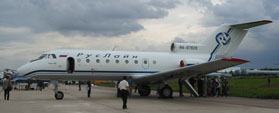 Avi�n de pasajeros YaK-40 Bur� dise�ador "Y�kovlev". Destinado para vuelos medios.