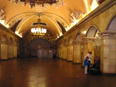 Estaci�n del metro Komsom�lskaya de la l�nea circular.
