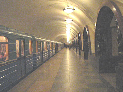 El tren t�pico en la estaci�n Ploschad' Revolucii (Plaza de la Revoluci�n)