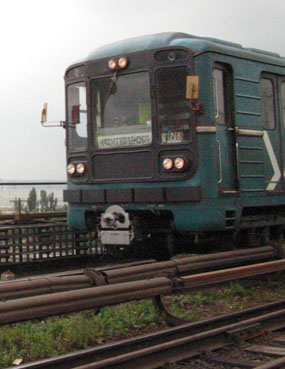 Tren va poor el puente Avtozavodski