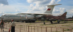 Avi�n civil de transporte IL-76 cerca de la interceptor militar.