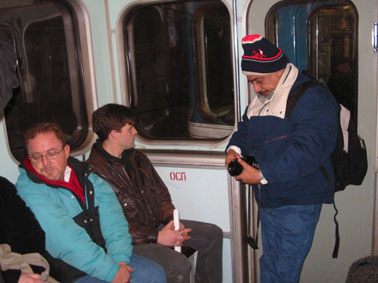 Dentro del vag�n t�pico del metro.