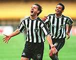 Caio comemora o 3� gol.