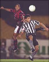 Bebeto disputa bola  
