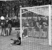 Wagner defende a 1� cobran�a do atl�tico.