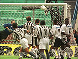 Bebeto, de falta, faz o 1� gol do Botafogo.