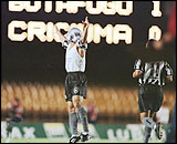 Sandro comemora o 1� gol.