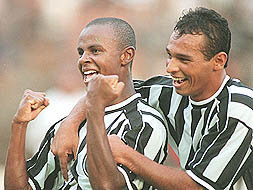 Z� Carlos abra�a Pontes, autor do gol.