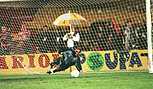 Wagner defende o penalti de Rogerio.