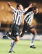 Reidner comemora o 1� gol.