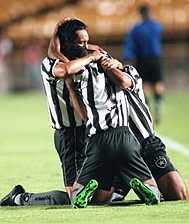 Jogadores comemoram o 2�gol alvinegro.