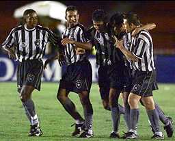 Jogadores comemoram o gol de Gallo.