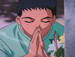 Tenchi reza diante da l&aacute;pide de sua m&atilde;e