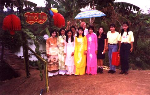 Click to go to Minh T�M's 2000-2001 Vietnam Photo Album