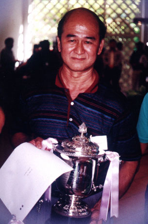 RecieveAward.jpg (46084 bytes)