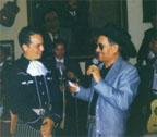 Dicen que es Pedro Infante, y la verdad, si lo ven, se quedan con la duda