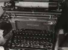 Famosa m�quina d'escriure de Joan Coromines amb teclat especial per a un fil�leg.(1983)