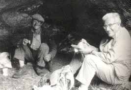 Joan Coromines amb En Tusquet fent enquestes topon�miques, aixoplugats en una cova (1963).