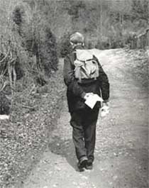 Joan Coromines en una de les molt�ssimes excursions fetes per recollir material antropon�mic i topon�mic per l'el�laboraci� de l'Onomasticon Cataloniae (1969).