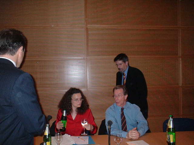 VIDEO: RADIO BREMEN-Fernsehbeitrag vom 04. Mai 2005, buten u. binnen - FOTO: Franz M�ntefering (rechts) bei den Bundes-SPD-Linken in Berlin, mit Andrea Nahles - FOTO-Copyright: T. Christoph