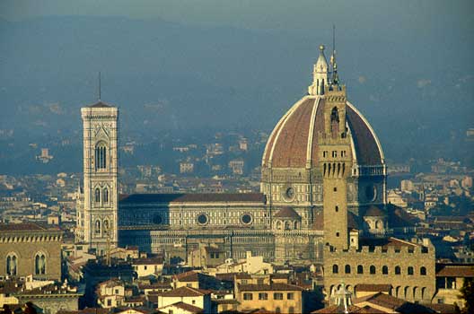  Vista geral.  A esquerda il Campanile (torre do sino), no centro  il Duomo Santa Maria del Fiore, a direita Palazzo Vecchio 