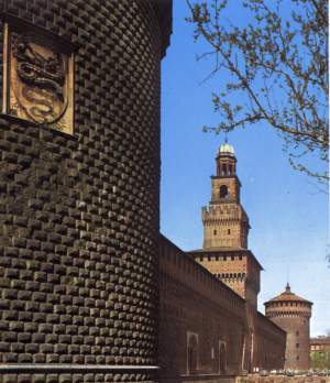 Facciata del Castello rivolta verso il centro citt&agrave;, con a met&agrave; la
 Torre del Filarete e alle estremit&agrave; le due torri cilindriche