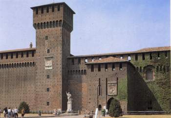 La Torre di Bona di Savoia con alla sinistra il corpo della Rocchetta, alla destra
 l'ingresso alla Corte Ducale e davanti la statua di San Giovanni Nepomuceno