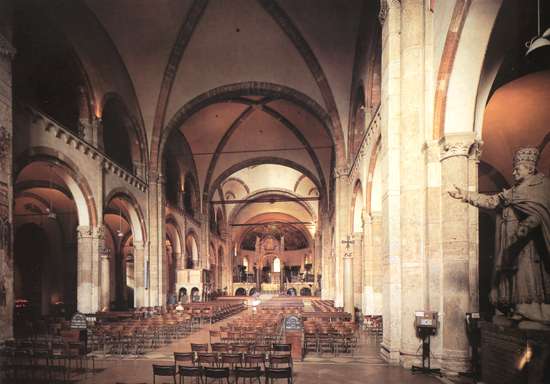 Veduta d'insieme dell'interno della basilica di Sant'Ambrogio