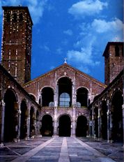L'atrio porticato e la facciata della basilica di Sant'Ambrogio