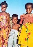 Madagascar - Image d'un peuple malgache : Culture Vezo de Tulear a Morombe (photos) , traditions et coutumes, leurs pirogues : visite de Mada Ouest.