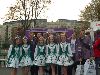 En la recogida de dorsales nos hicimos esta foto  con unas chicas ataviadas con trajes regionales. Ya desde el principio, &eacute;ramos la alegria de la huerta...