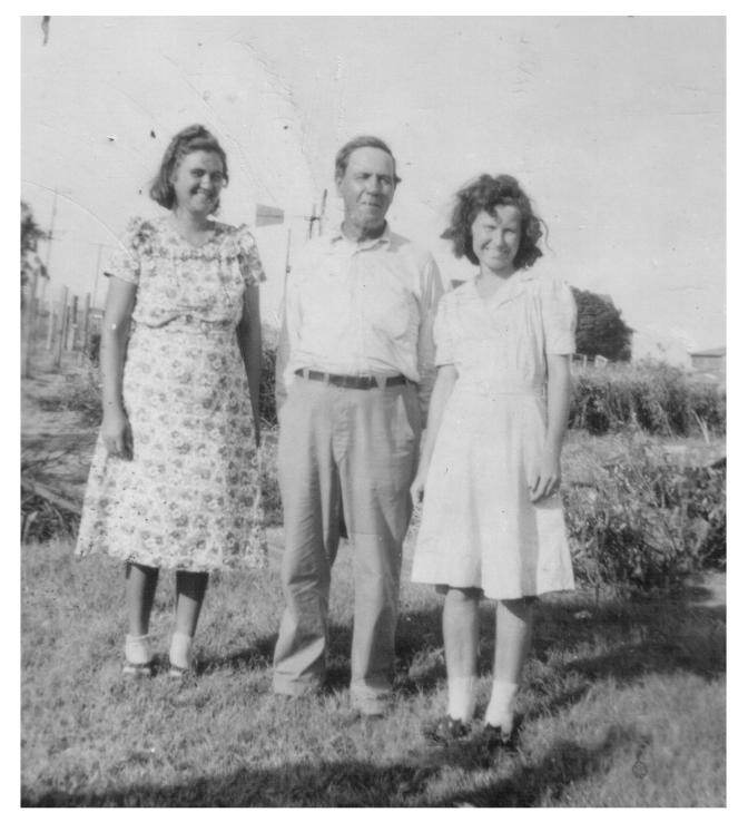 (Randolph Clark Green with two daughters, Beatrice (L) and Gracie (R)